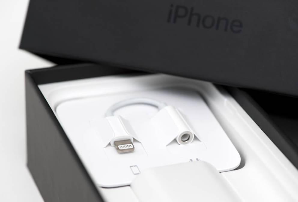ILLUSTRATION - Ein Adapter, um Kopfhoerer mit Klinkenanschluss mit dem neuen iPhone 7 mit Lightning-Anschluss zu verbinden, liegt am 12.09.2016 in Berlin in der Packung des Smartphones. Foto: Andrea Warnecke | Verwendung weltweit