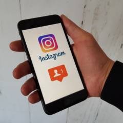 Handy mit Instagram Logo