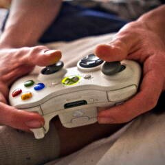 Mann hält einen Xbox-Controller in der Hand