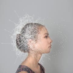 Mädchen umgibt am Kopf ein digitales Spinnennetz