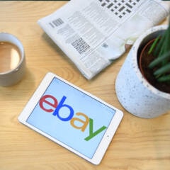 Ebay-Logo auf einem Tablet auf dem Tisch