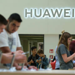 Kunden im Huawei-Store