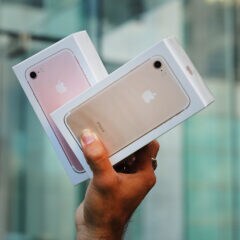 iPhone-Kartons in der Hand