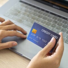 Frau beim Online-Shoppen mit Kreditkarte