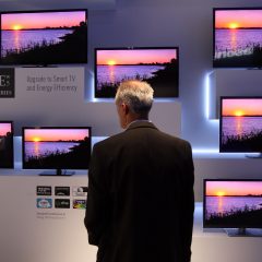 Mann vor Wand mit Fernsehern