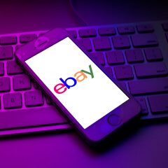 Ebay Betrüger: Handy mit Logo auf Tastatur