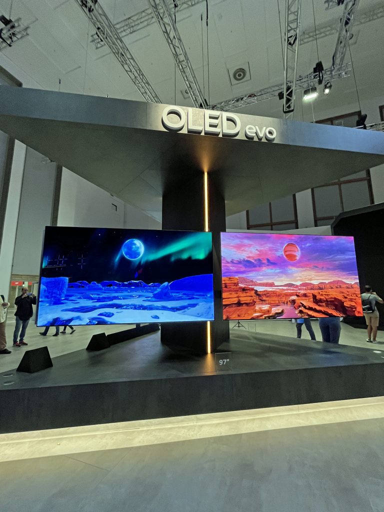 LG'nin yeni OLED TV'si 97 inç büyüklüğünde.
