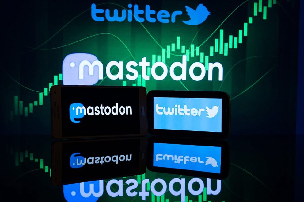 Mastadon und Twitter Logos auf zwei Smartphones. Mastadon wird als Twitter-Alternative von der Netzgemeinde gefeiert.