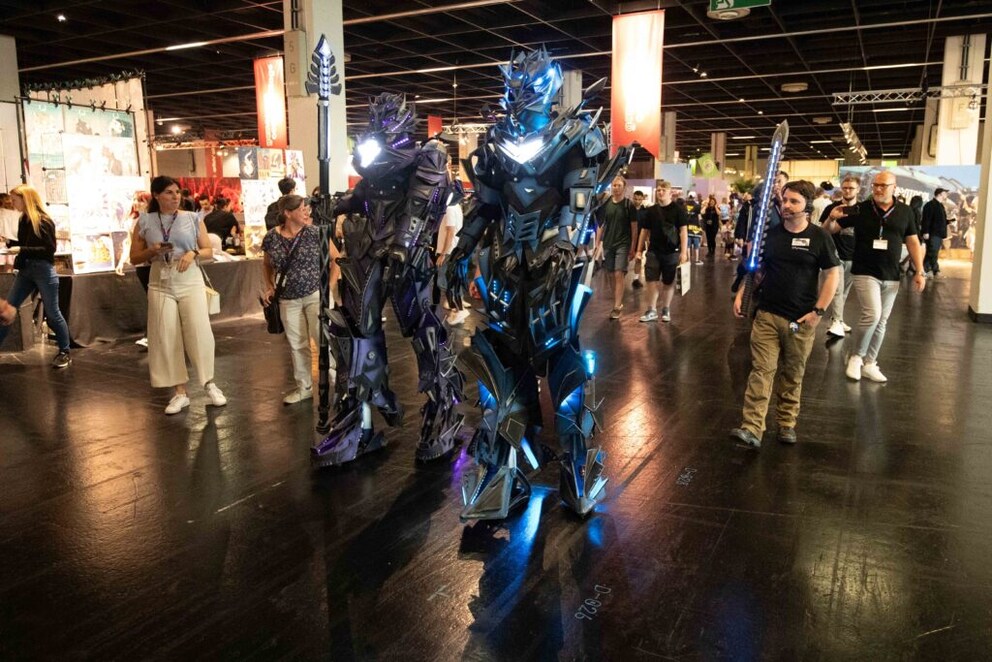 At the end of the first day of the fair, these cosplayers even did a little dance in customized Autobot costumes